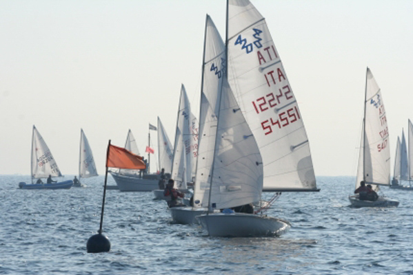 Five athletes of the Mascalzone Latino Sailing School in the Christmas regatta